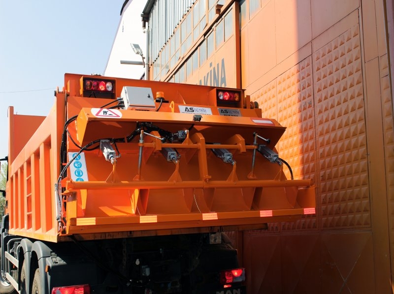 Giàn rải đá dăm đóng mở tự động